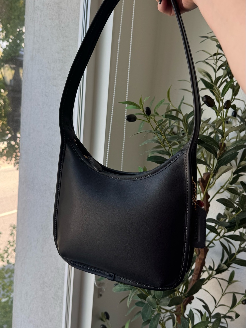 Coach Curve Zip Black Leather Shoulder Bag - Picture 3 of 8